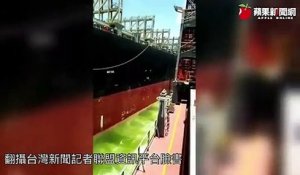 Des dizaines de containers chutent dans un port et entrainent une grue