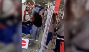 Une cliente profère des insultes racistes envers une employée, Carrefour porte plainte
