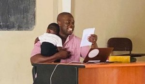 Sénégal : un professeur fait cours avec le bébé d'une étudiante dans les bras pour qu'elle puisse suivre facilement