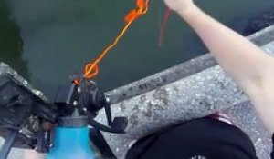 Ce pêcheur maîtrise parfaitement la pêche à l'arc