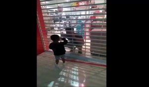 Ce papa fait croire à son fils qu'il est enfermé dans le magasin... blague cruelle