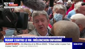 "Ils ne me font pas peur": Jean-Luc Mélenchon réagit juste après avoir été enfariné en pleine manifestation