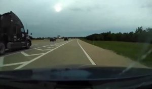 Un camion bloque une voiture et provoque un tête-à-queue sur l'autoroute