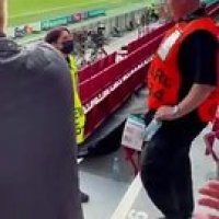 Ensemble, les supporters danois et finlandais chantent le nom de Christian Eriksen