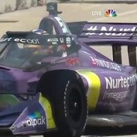 Romain Grosjean veut lui-même éteindre sa voiture en feu !