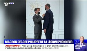 Emmanuel Macron décore Édouard Philippe de la médaille de grand officier de la Légion d'honneur