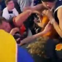 Devin Booker récompense le fan des Suns qui s'était bagarré dans les tribunes