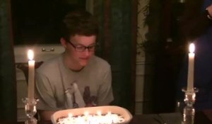 Il souffle sur son gâteau d'anniversaire et soudain...