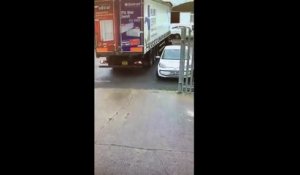 Un camion embarque une voiture par erreur