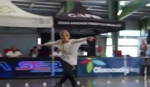 Une jeune fille fait du patin comme une pro