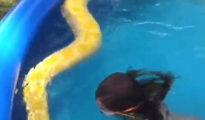 Une fillette nage avec un serpent