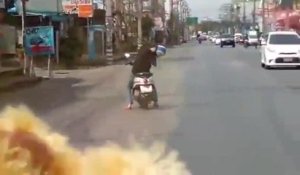 Un homme s’endort à scooter