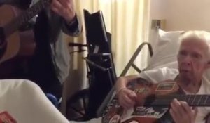 Il joue de la guitare dans son lit d’hôpital