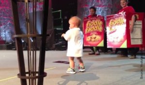 Ce petit garçon a piqué la vedette à son père lors de son concert !
