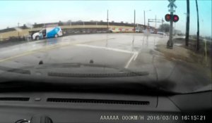 Un policier sauve un conducteur