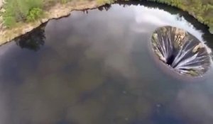 Un drone filme un énorme trou dans un étang