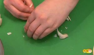 Comment éplucher, couper et cuire de l'ail 