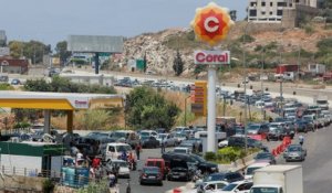 Au Liban, le prix du carburant flambe, la pauvreté explose : "Les signes d'un effondrement total du pays"