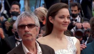 L'équipe du film Annette prend la pose sur le Tapis Rouge - Cannes 2021