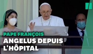 Le pape salue les fidèles depuis un balcon de son hôpital, une semaine après son opération