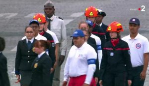 14 juillet - Regardez les militaires qui interprètent de façon surprenante la chanson "Les Champs Elysées" de Joe Dassin devant la tribune officielle