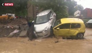 Des voitures emportées par la pluie en Belgique