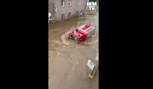 Un camion de pompier submergé par les eaux à Aix-la-Chapelle en Allemagne