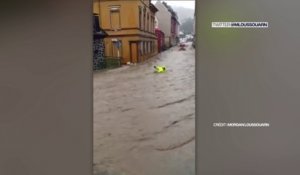 Inondations en Allemagne: un pompier emporté par le courant secouru par des habitants