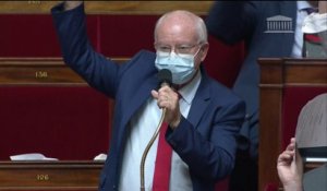 À l'improviste, le député de la Réunion Jean-Luc Poudroux demande qui est vacciné dans l'hémicycle de l'Assemblée nationale