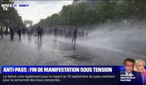 Anti-pass sanitaire: les forces de l'ordre tentent de disperser des manifestants des Champs-Élysées à l'aide de canons à eau