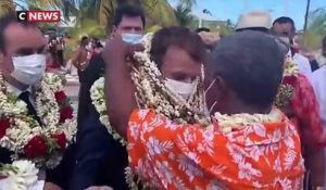 Emmanuel Macron «étouffé» par des colliers de fleurs en Polynésie - Son garde du corps intervient pour en enlever