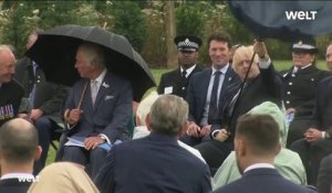 Boris Johnson en grande difficulté avec son parapluie déclenche un fou-rire chez le Prince Charles et devient la cible de moqueries sur les réseaux sociaux