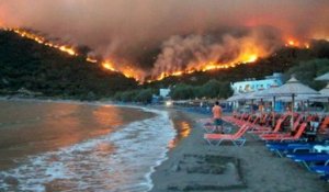 Des milliers de personnes évacuées alors que les incendies ravagent la Grèce