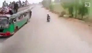 Ce conducteur de bus bondé est complètement fou (Inde)