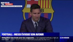 L'émotion de Lionel Messi lors de son arrivée à sa conférence de presse au FC Barcelone