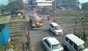 Un motard percute la barrière qui s'abaisse à un passage à niveau