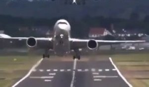 Un avion de ligne qui décolle 10 secondes avant que l'avion qui atterrit derrière lui ne touche le sol