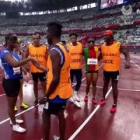Jeux paralympiques : à l'arrivée du 200m, un guide demande sa partenaire aveugle en mariage