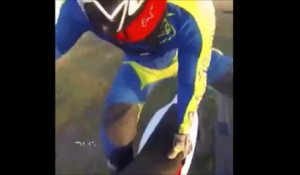 Ce motard tente un trick mais n'arrive pas à rattraper sa moto