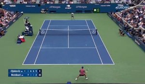 Une volée-réflexe puis une autre en déséquilibre : Quand Djokovic fait le show au filet