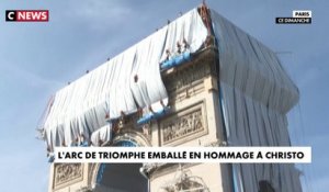 Paris : l'œuvre de Christo a commencé à recouvrir l'Arc de Triomphe