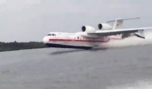 Ces touristes sont surpris par un avion Be-200 qui vient faire le plein d'eau juste à côté de leur bateau