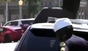 Un fou détruit une voiture de police sous les yeux des policiers