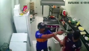 Un braqueur se fait corriger en cuisine par le chef