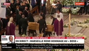 Obsèques de Bernard Tapie: Revoir l'entrée de son cercueil ovationné par les personnes présentes dans la cathédrale La Major, à Marseille - VIDEO