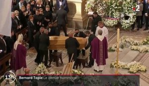 Mort de Bernard Tapie : les larmes de ses proches lors du dernier hommage