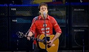 Paul McCartney chante "Yesterday" en live