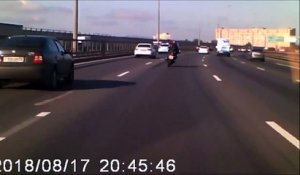 Ce conducteur a un très bon réflexe face à la chute d'un motard