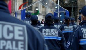 Police municipale à Paris : les 154 premiers diplômés présentés en rangs devant l’hôtel de ville