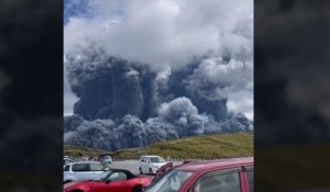 La spectaculaire éruption du volcan Aso au Japon